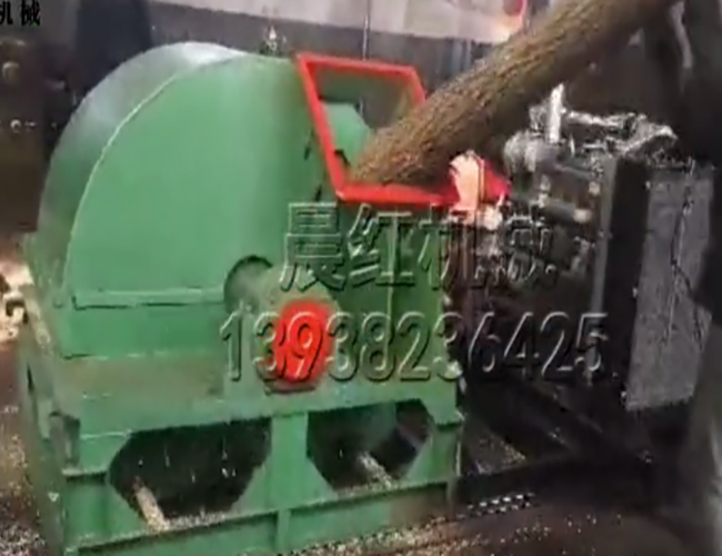 大型木屑机粉碎整棵树-意昂4机械